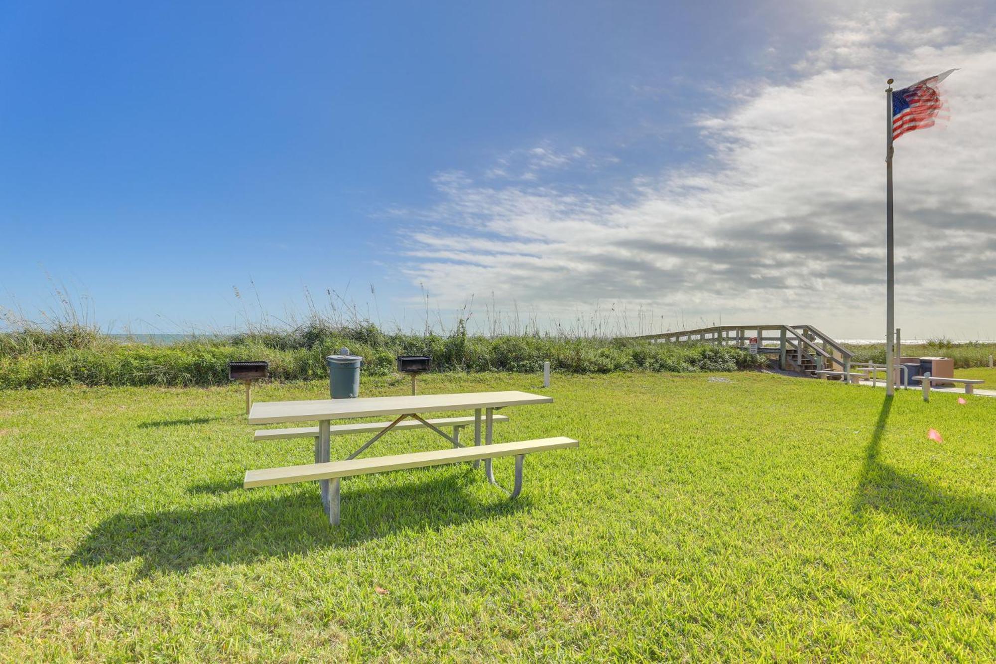 Central Cocoa Beach Condo With View, Steps To Beach! Екстериор снимка